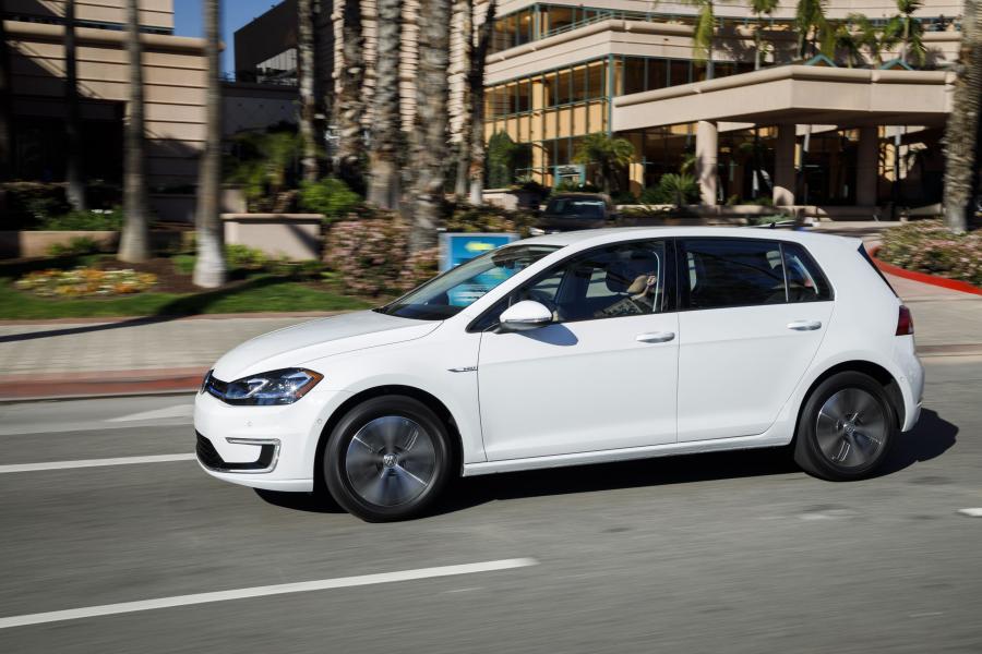  Volkswagen e-Golf 2017 года  (NA) (фото 19 из 32)